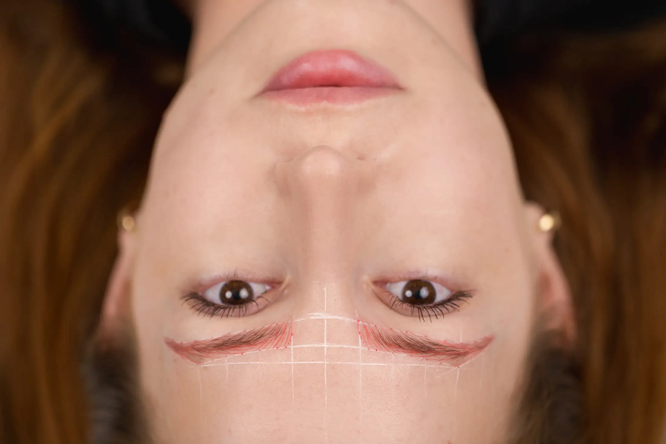 Mapowanie kształtu brwi przed pigmentacją