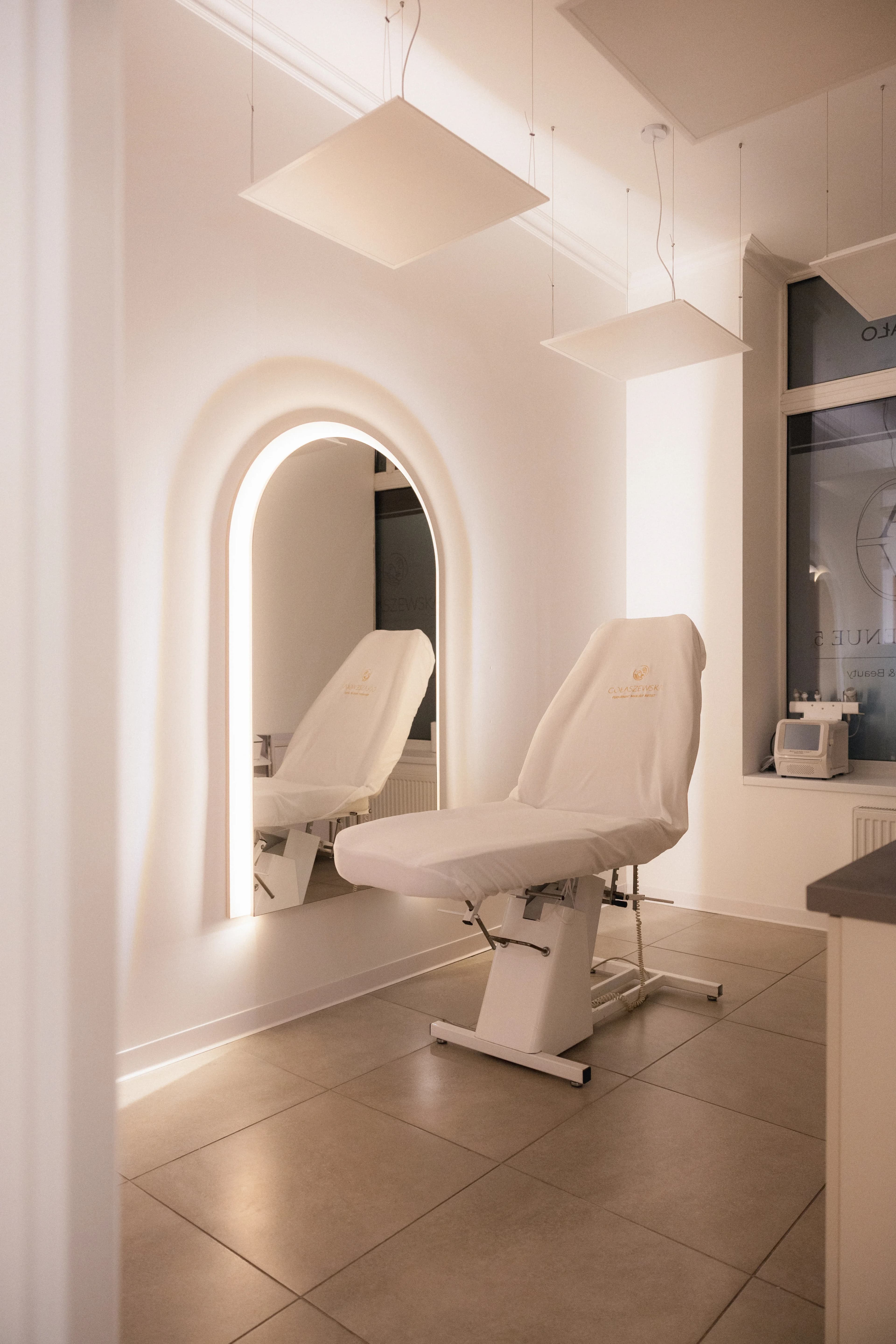 Recepcja Art Avenue 5 z podświetlanym logo i strefą oczekiwania