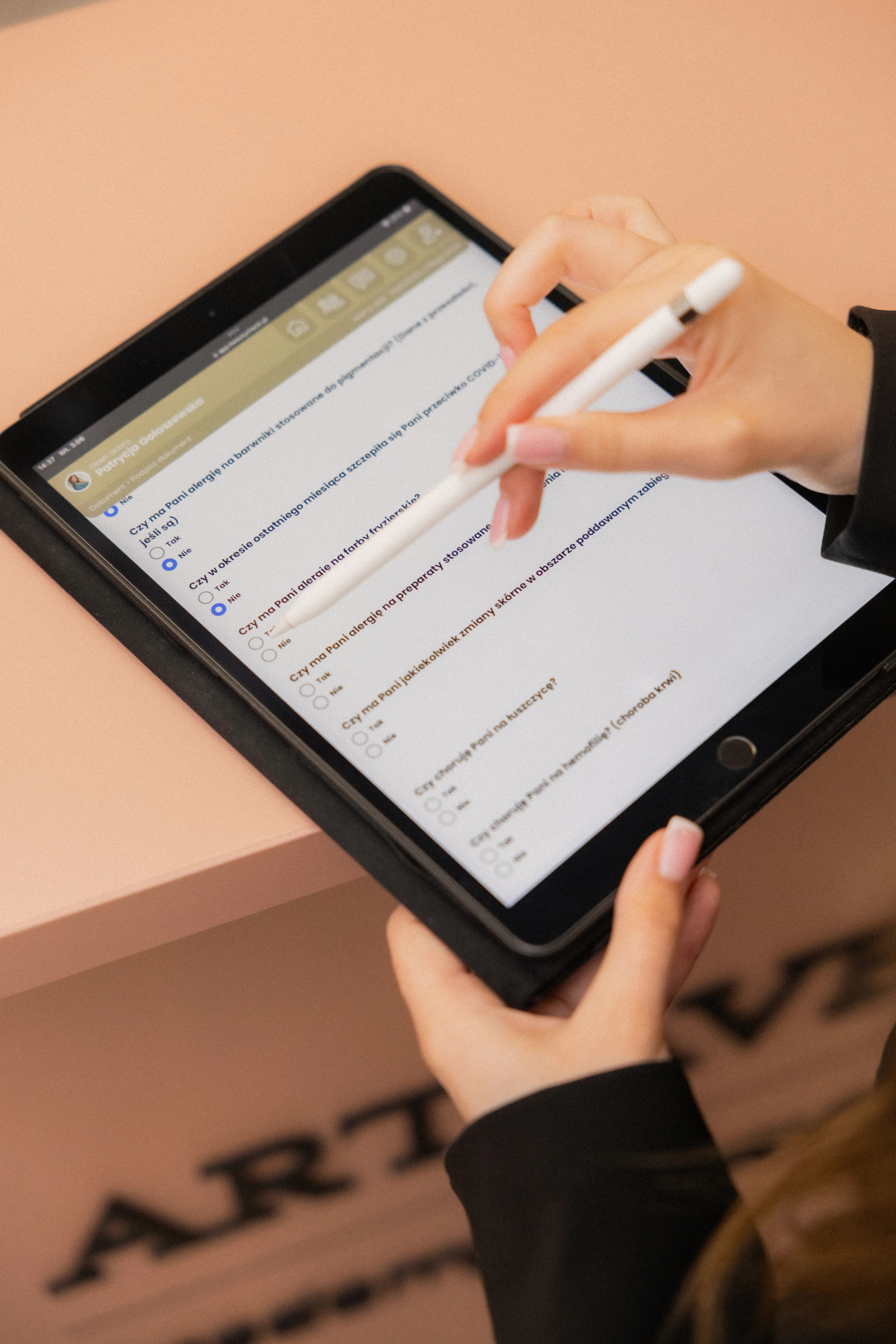 Konsultacja i analiza skóry prowadzona na tablecie